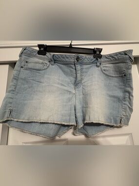 Light short shorts